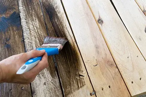 What colors are suitable for painting wood?